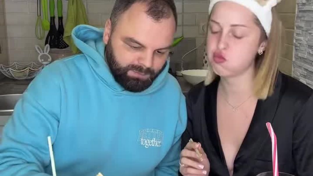 ⁣Two funny couples