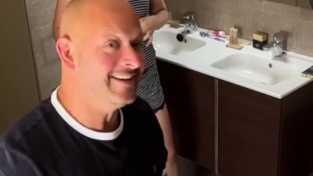 ⁣Wife gets bathroom surprise.