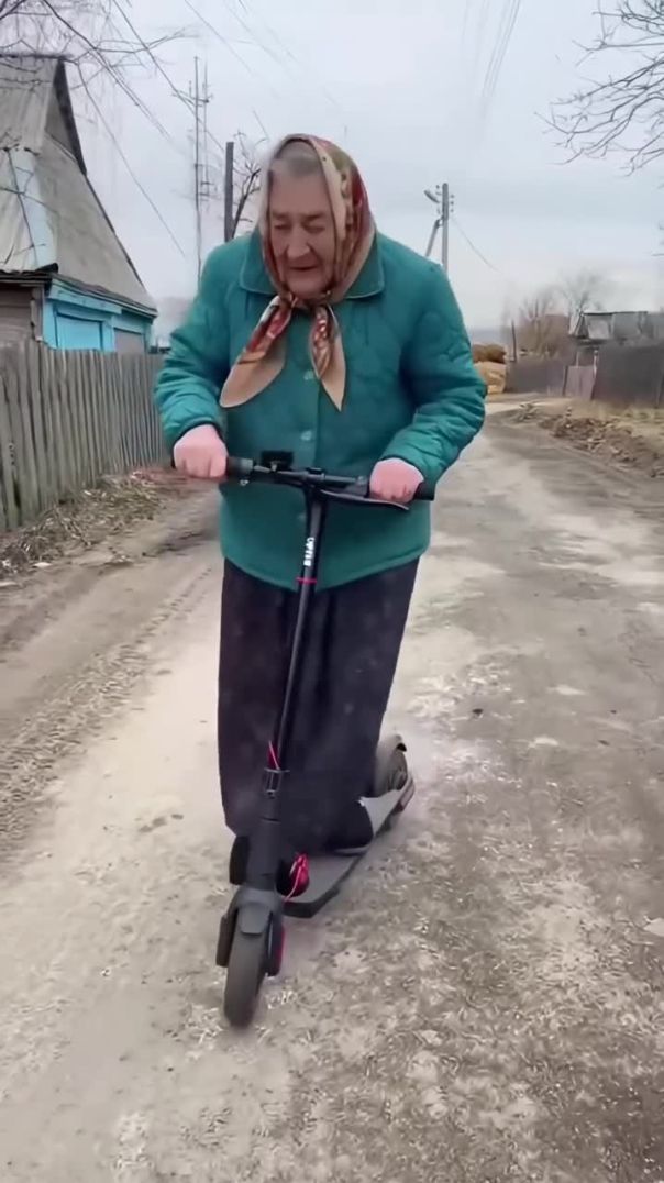 Бабка ганя селом на електросамокаті #скаженібабки #прикол #гумор #село #жарт #електросамокат