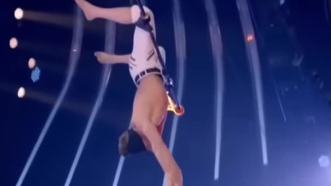 While showing talent in live show, girl fell down, then what happened
