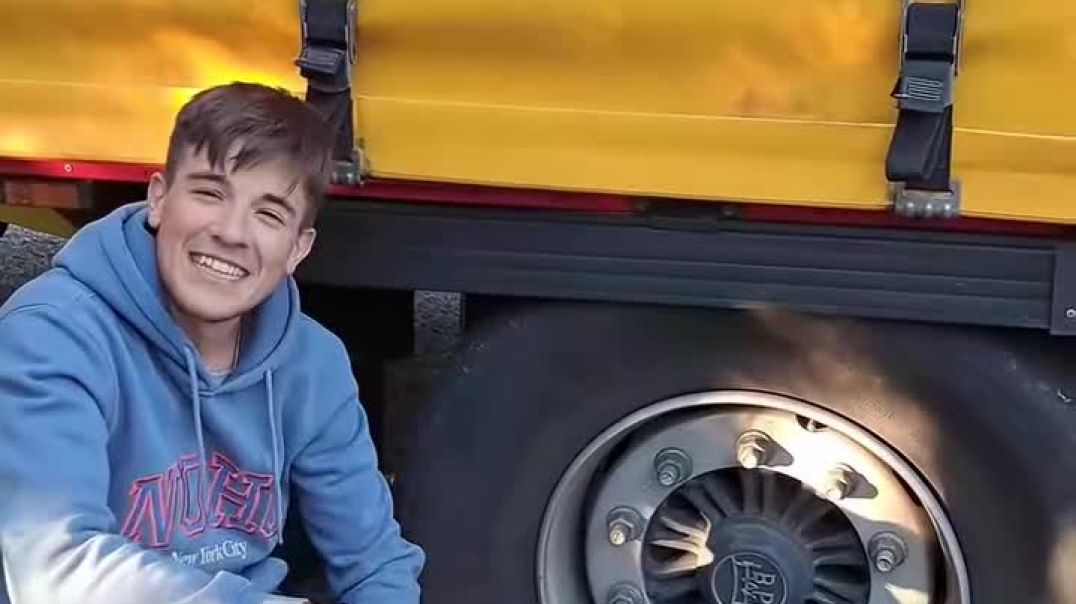 ⁣Defekt 🇪🇸🚛😕@𝓣𝓸𝓶𝓴𝓪 𝓔𝓿𝓮𝓵𝓲𝓷 🌟 @HAPP Transport🔴🟡