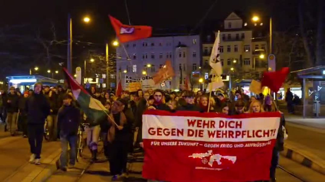 ⁣Krieg dem Krieg Demonstrationen gegen Wehrpflicht in Halle – Papp-Panzer vor dem Karrierecenter der 