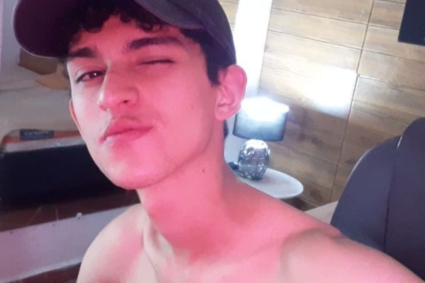 Michaelkoiv Disfruto experimentar, sentir, probar, aprender del cuerpo propio y del ajeno, dejando que cada encuentro tenga su ritmo y su profundidad